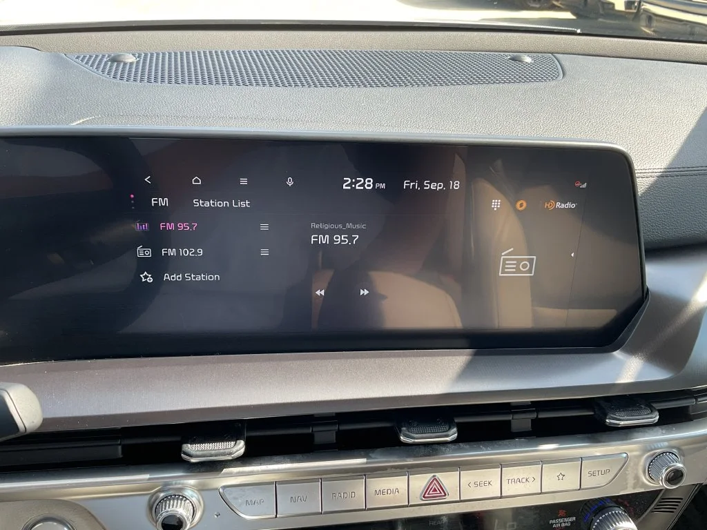 Used 2025 White Kia S image 31