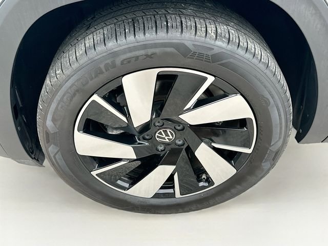 Used 2025  Volkswagen 2.0T SE w/Technology image 32