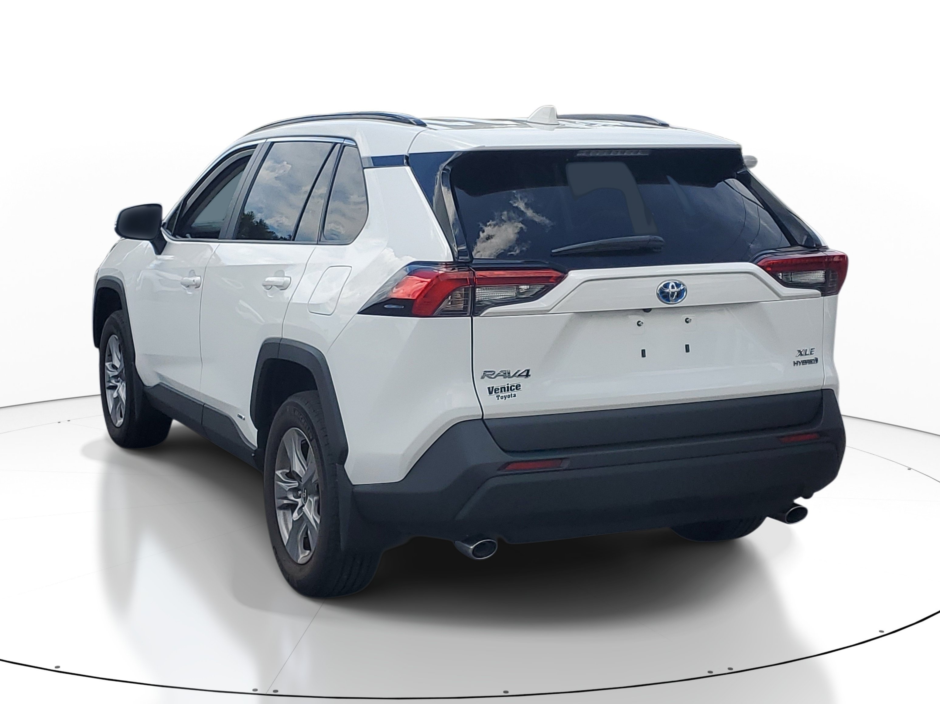 Used 2024 Ice Cap Toyota Hybrid XLE image 3
