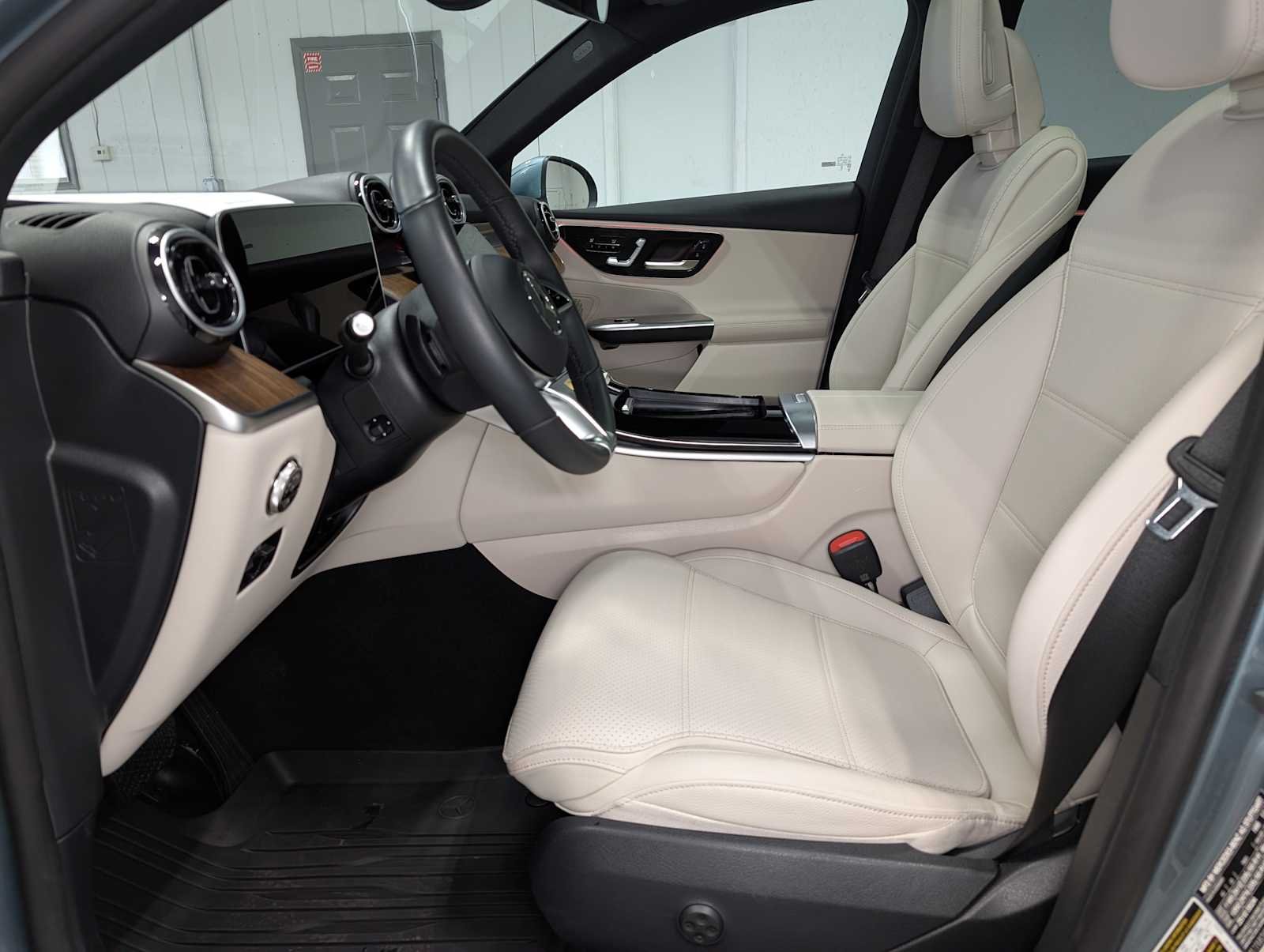 Used 2026 Verde Silver Metallic Mercedes-Benz GLC 300 image 4