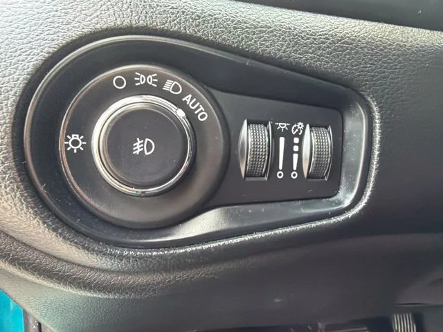Used 2021 Teal Jeep Trailhawk image 19
