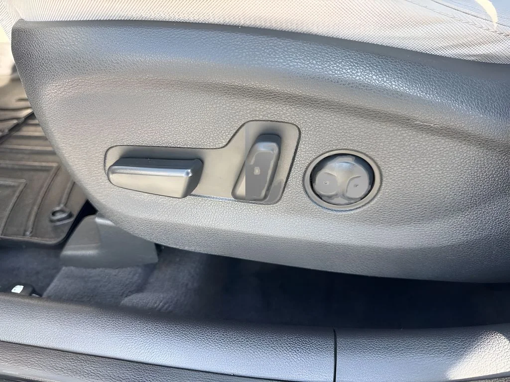 Used 2017 White Hyundai SE image 10