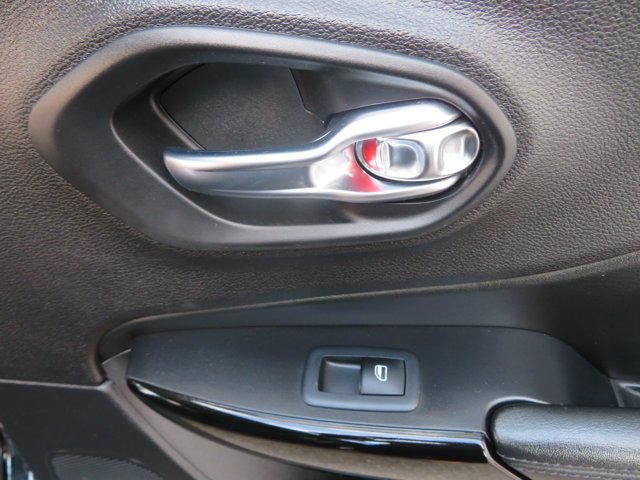 Used 2019 Diamond Black Crystal Pearlcoat Jeep Altitude image 14