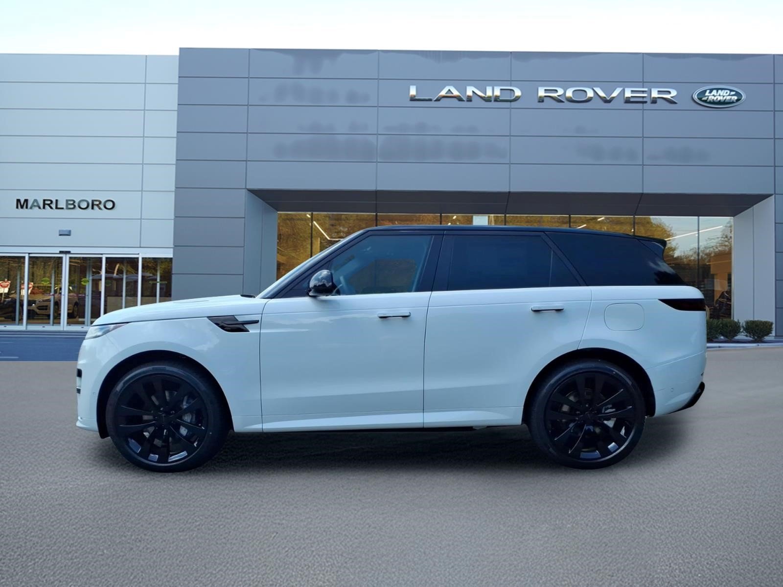 New 2026 Fuji White LAND ROVER Dynamic SE image 6
