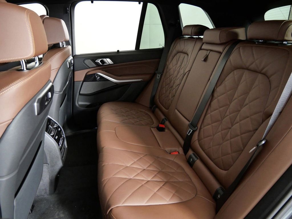 Used 2026 Skyscraper Grey Metallic BMW xDrive40i image 34