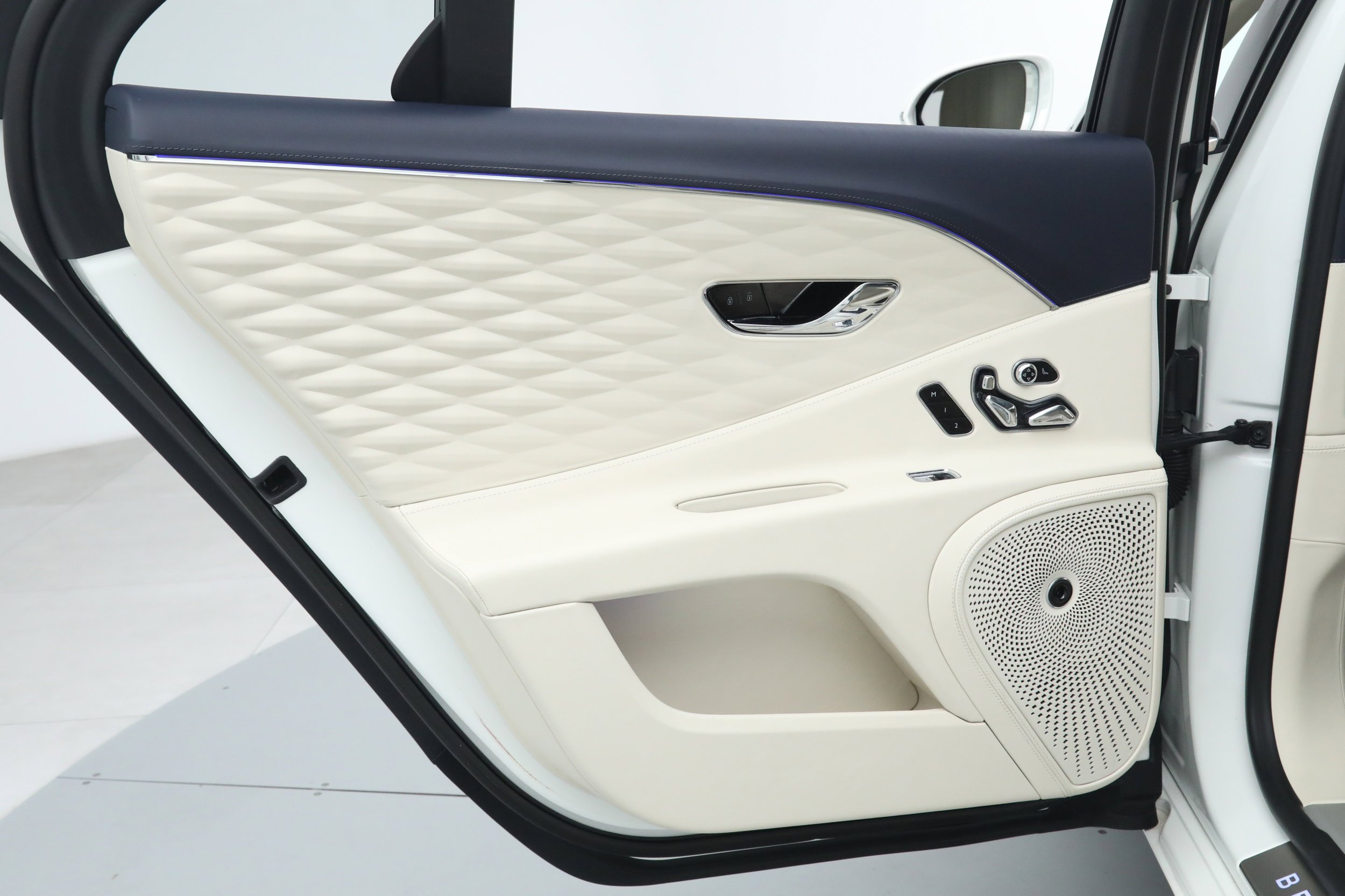 Used 2022 White Bentley  image 35