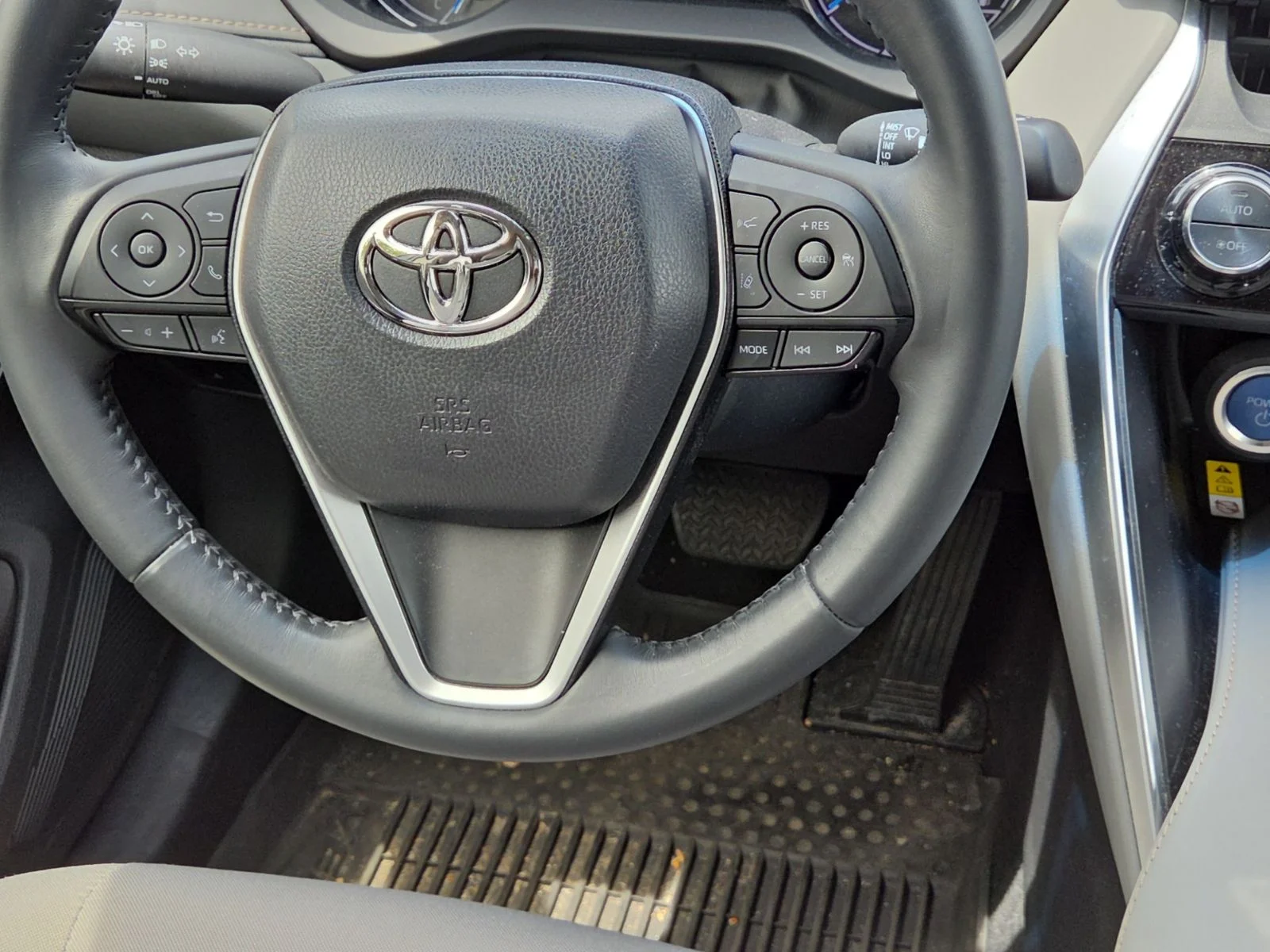 Used 2022  Toyota LE image 17