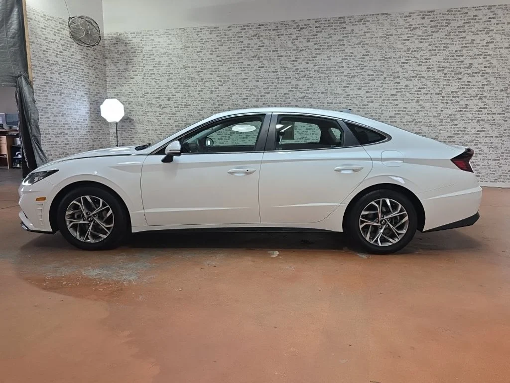 Used 2022 Quartz White Hyundai SEL image 4