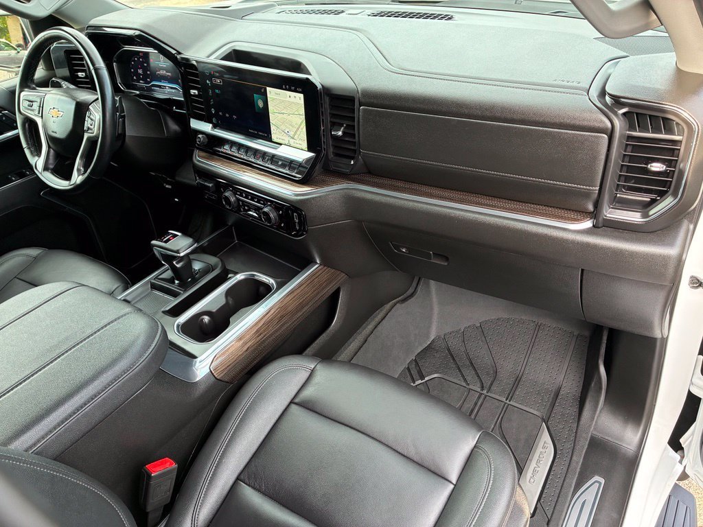Used 2025 White Chevrolet LT image 28