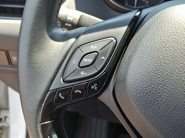 Used 2020 White Toyota XLE image 21