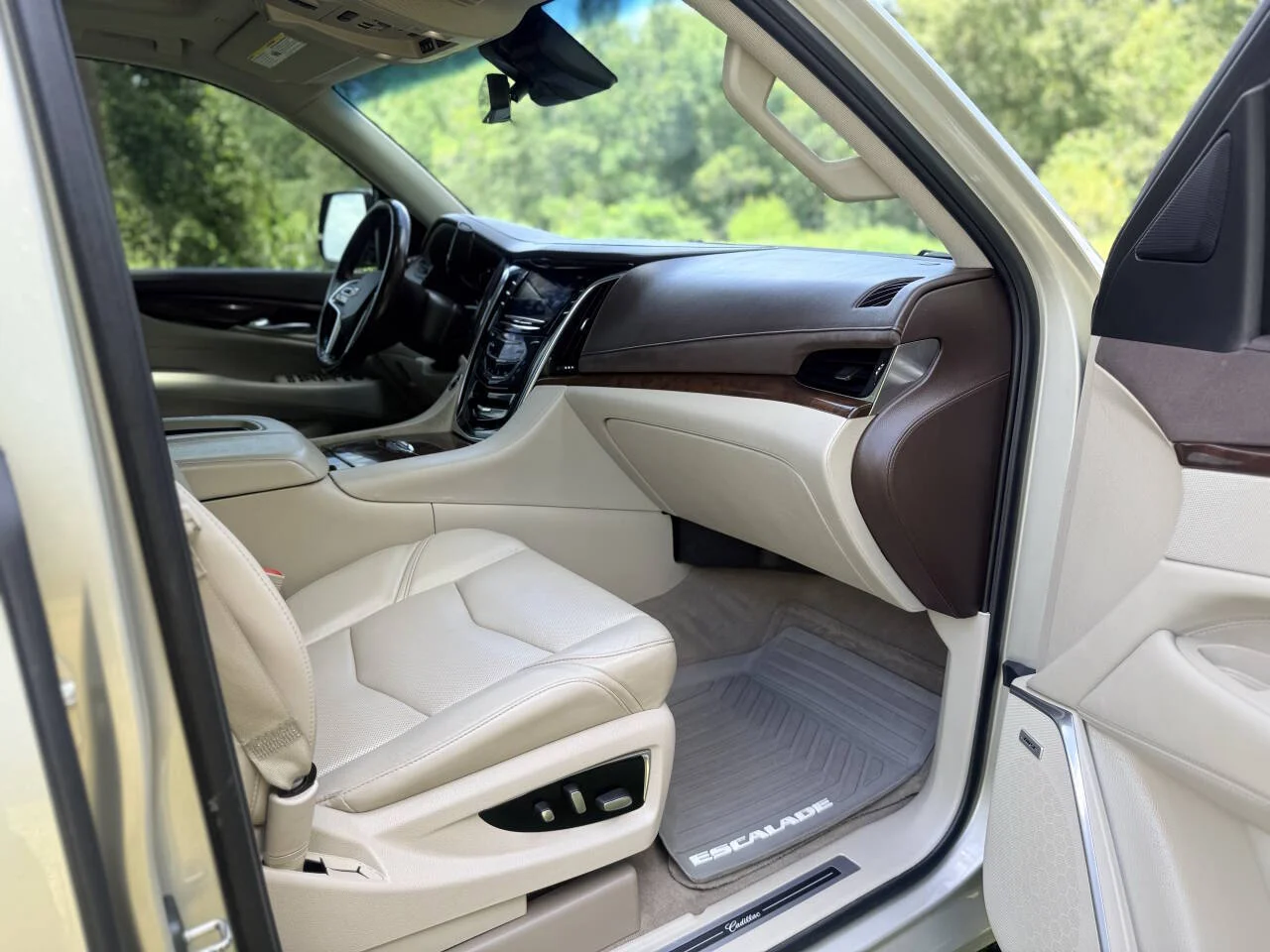 Used 2017 Tan Cadillac Premium Luxury 4x4 4dr SUV image 17