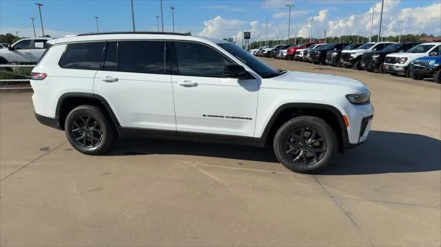 New 2027 Bright White Clear-Coat Paint Jeep Laredo Altitude image 2