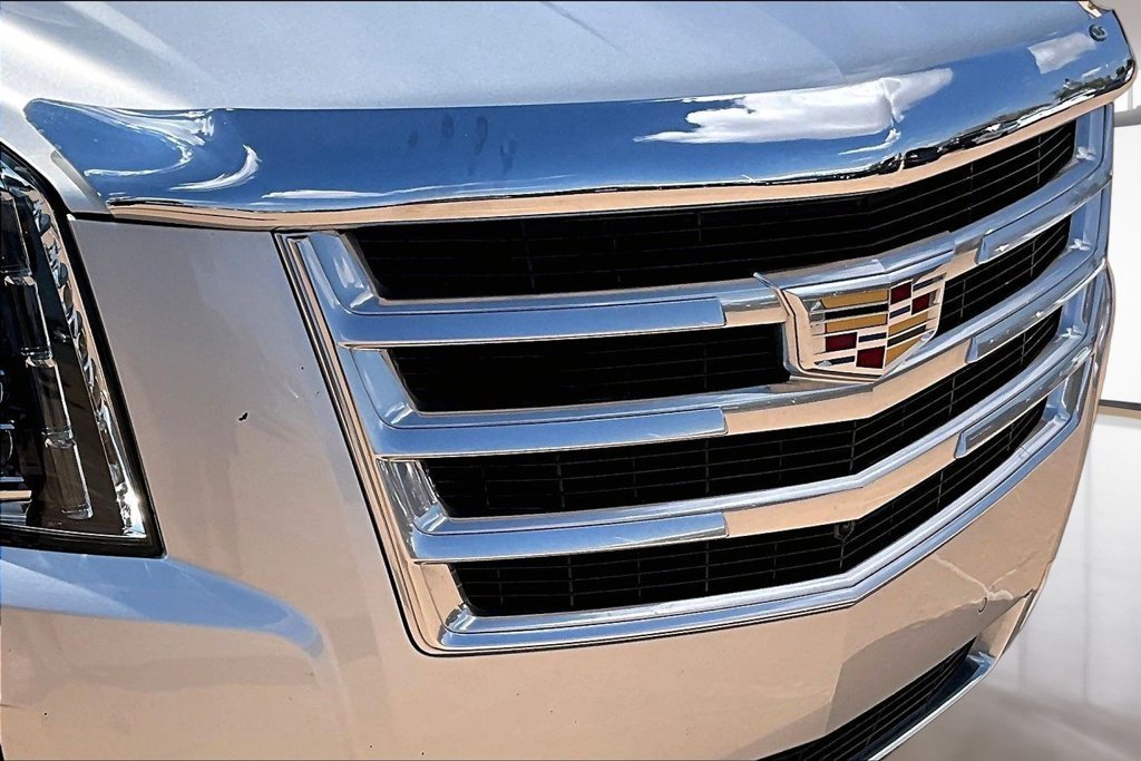 Used 2019 Silver Cadillac Luxury image 31