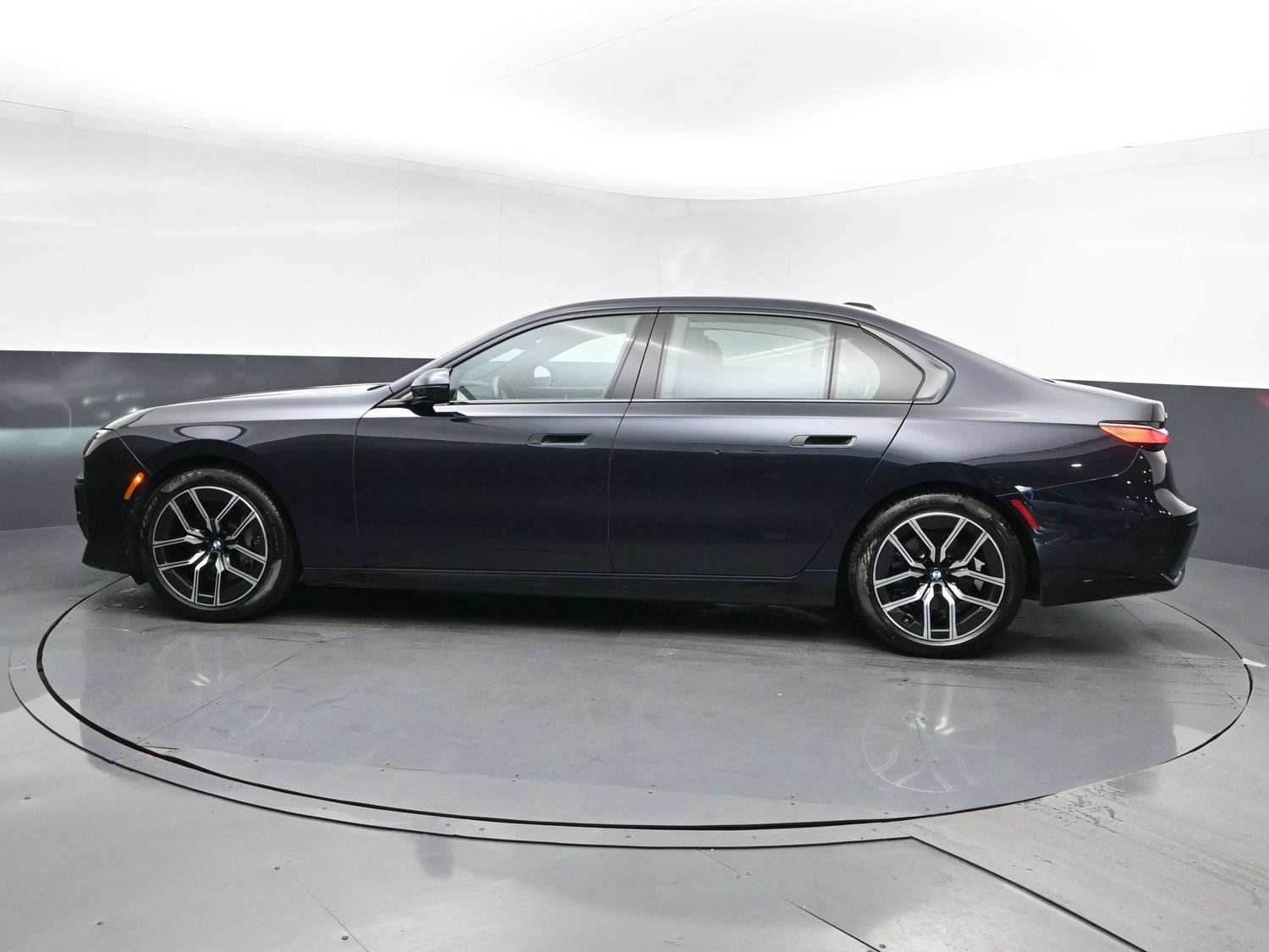 Used 2025 Black BMW 740i xDrive image 4