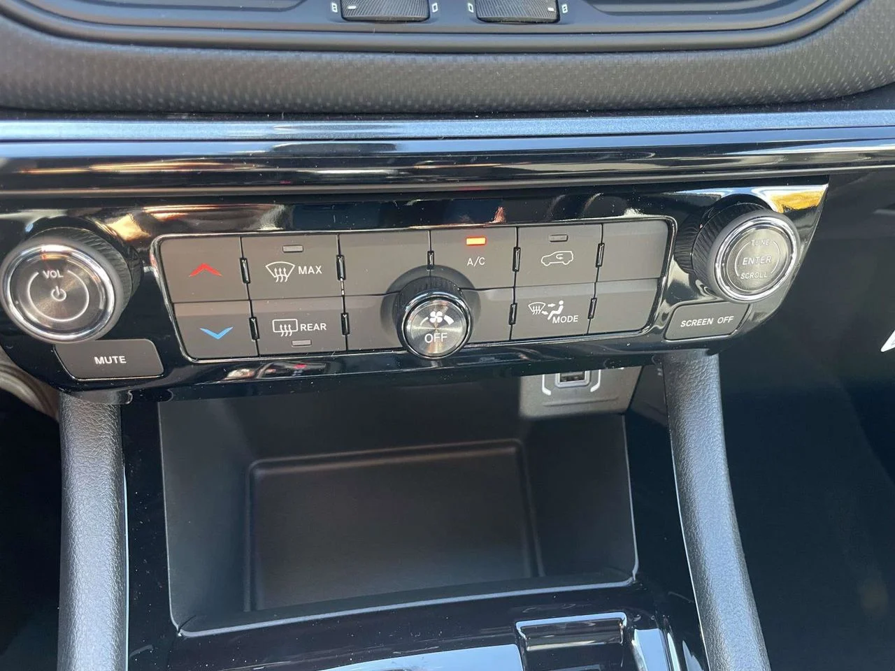 New 2026 Bright White Clear-Coat Exterior Paint Jeep Latitude image 20