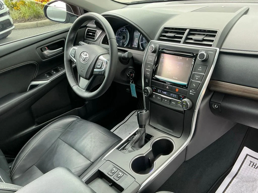 Used 2017 Silver Toyota XLE image 21