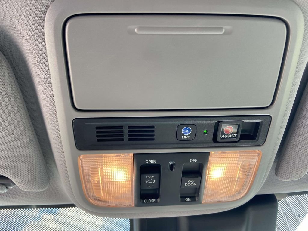 Used 2018  Honda Touring image 23