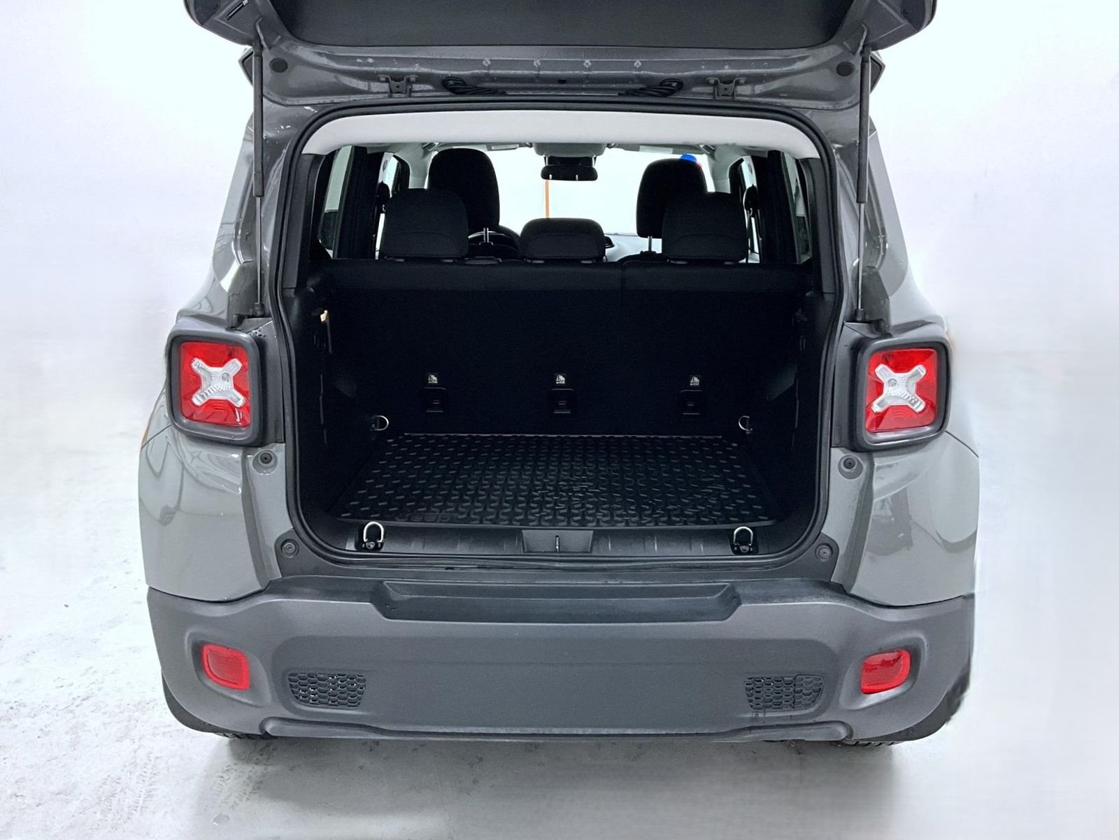 Used 2021 Gray Jeep Latitude image 9