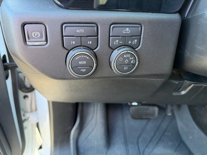 Used 2024 Summit White Chevrolet RST image 13