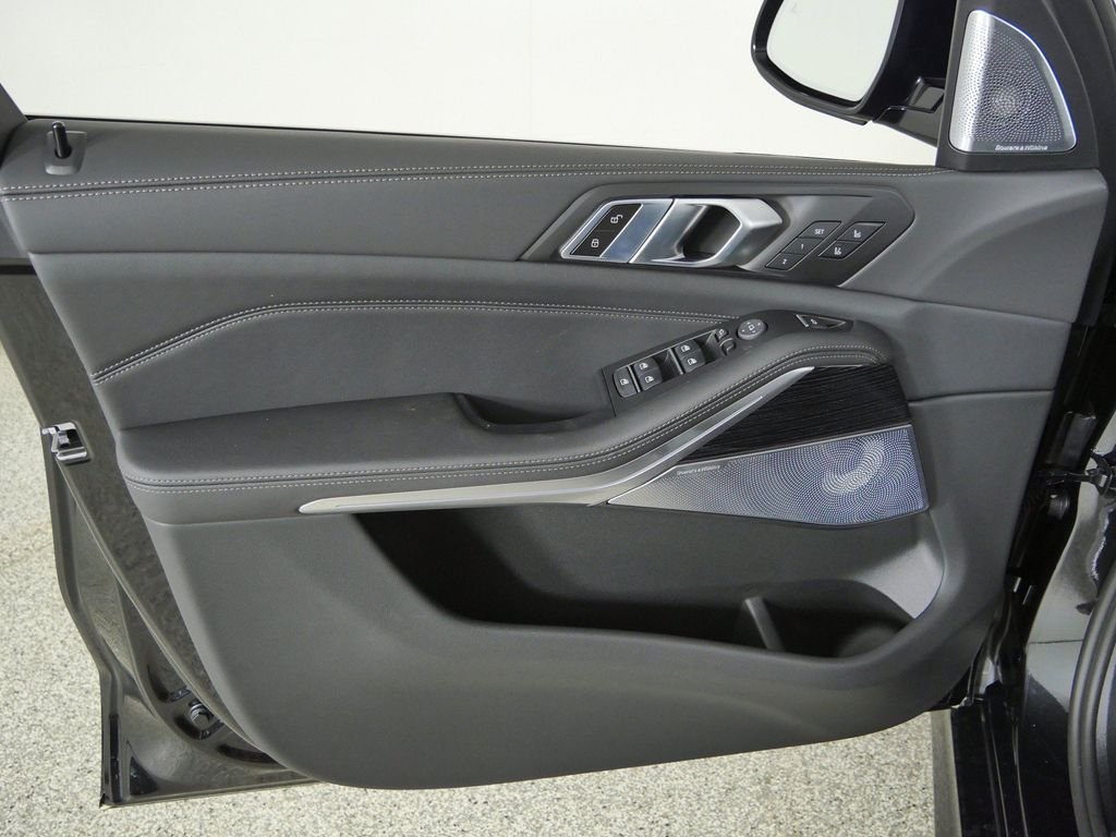 New 2026 Black Sapphire Metallic BMW M60i image 34