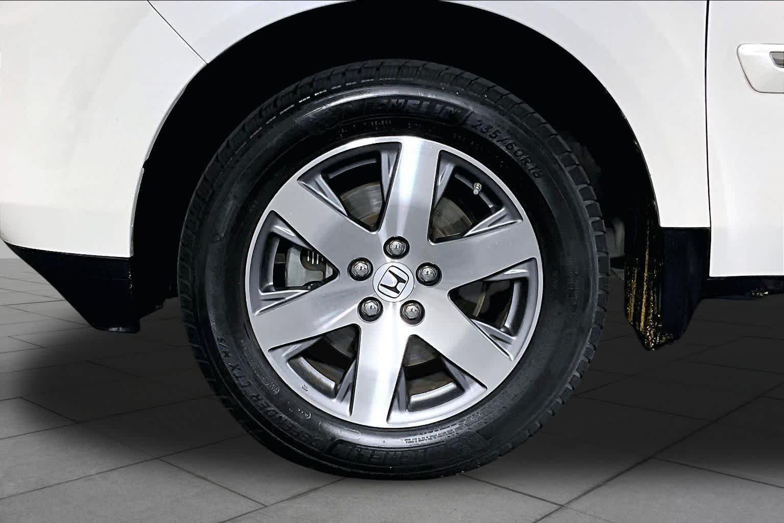 Used 2014 White Diamond Pearl Honda Touring image 11