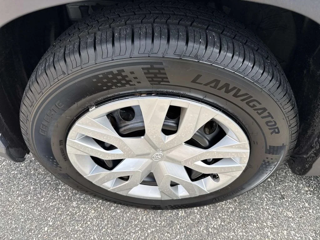 Used 2025  Toyota L image 11