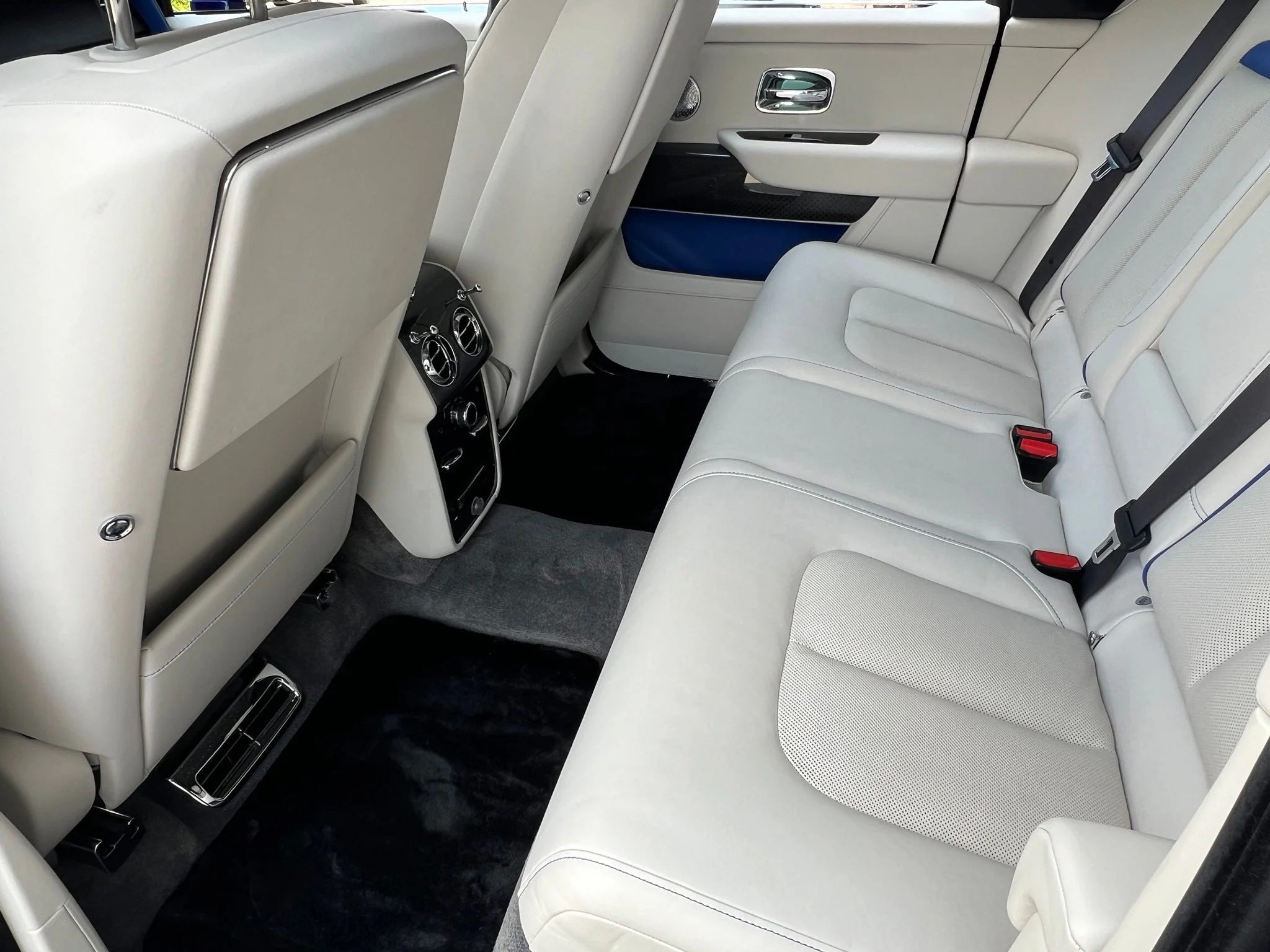 Used 2024 Blue Rolls-Royce Black Badge image 23