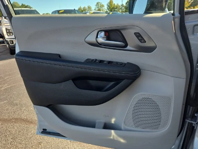 Used 2024 Silver Chrysler Touring L image 28