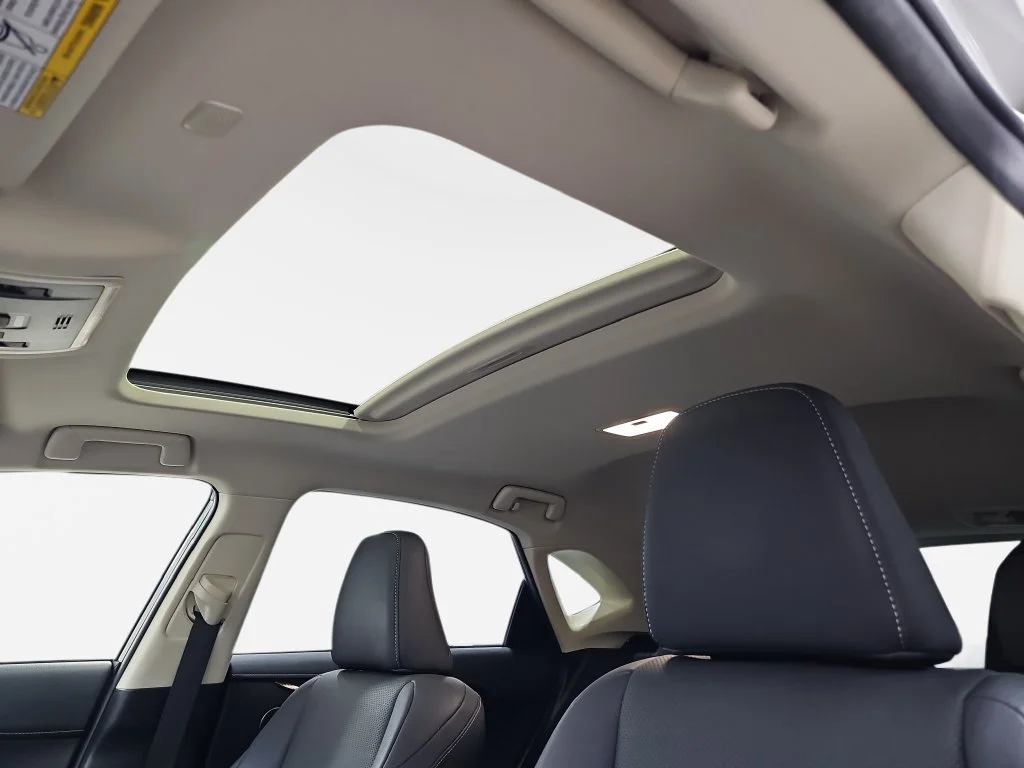 Used 2019 White Lexus 300h image 32