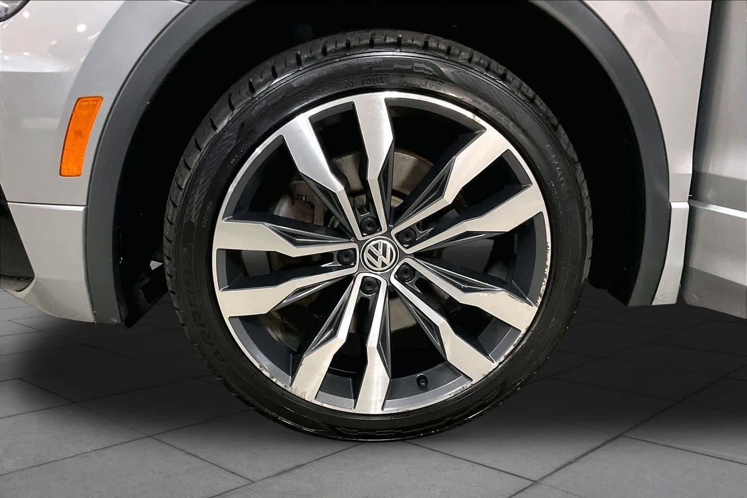Used 2020 Pyrite Silver Metallic Volkswagen SEL Premium R-Line image 11