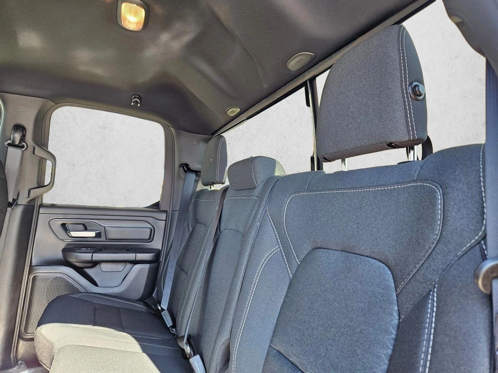 New 2026 Diamond Black Crystal Pearl-Coat Exterior Paint RAM Tradesman image 17