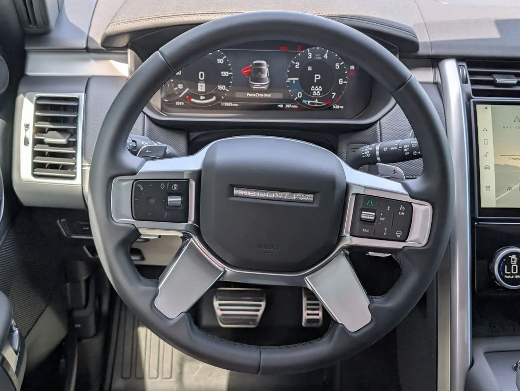 Certified Used 2025 White Land Rover Dynamic SE image 25
