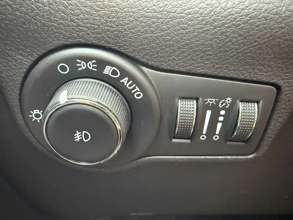 Used 2023 Gray Jeep Latitude image 18