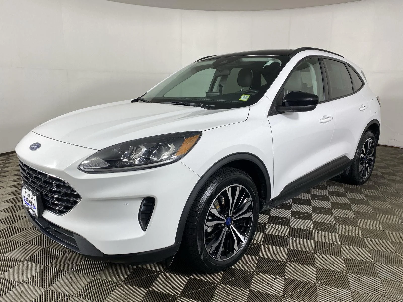 Used 2022 Oxford White Ford SE Hybrid image 3
