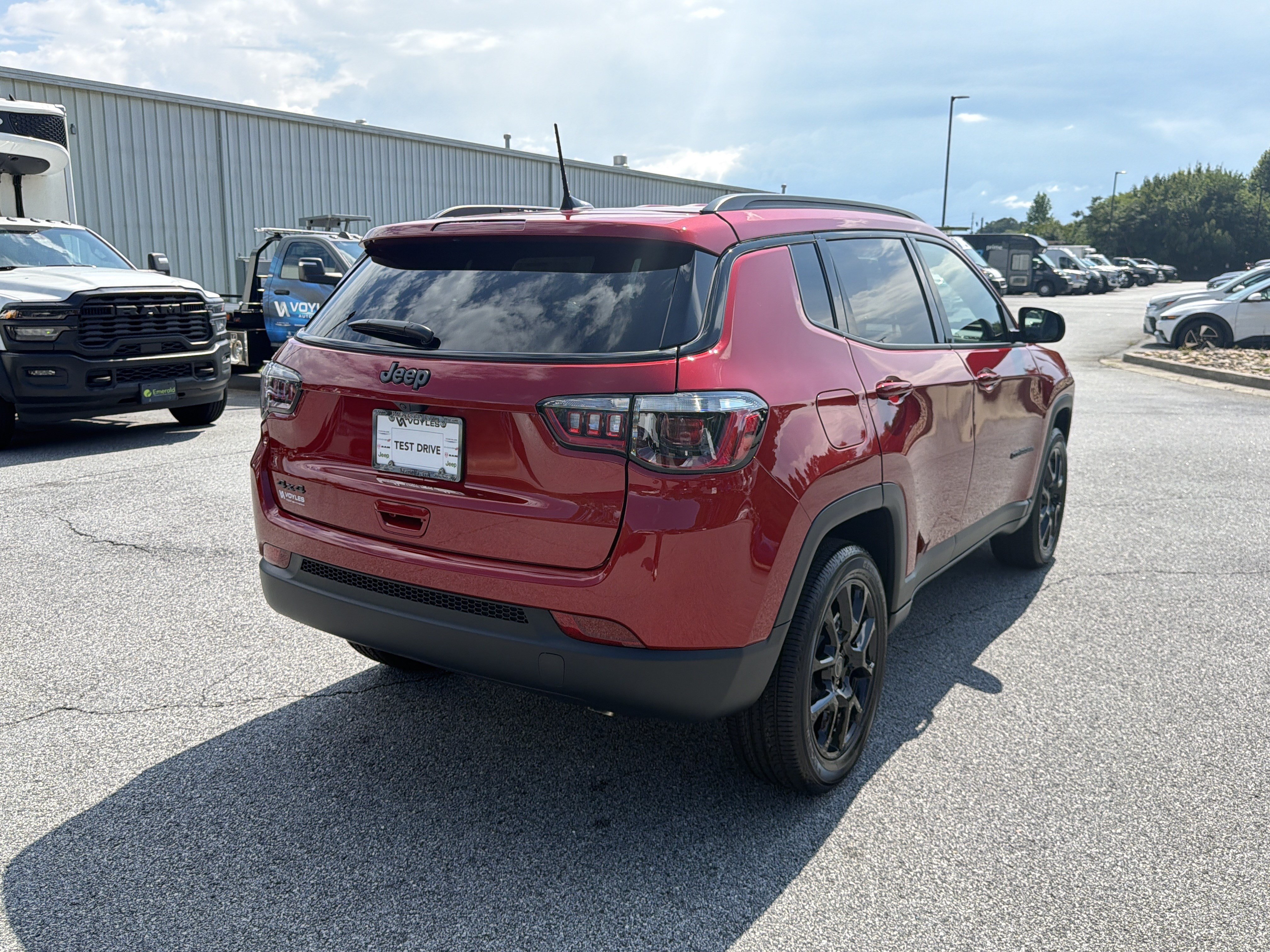 New 2026 Red Hot Pearl-Coat Exterior Paint Jeep Latitude image 8