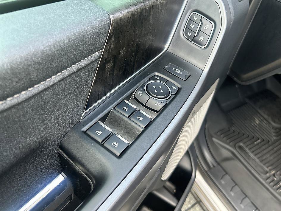 Used 2024 Gray Metallic Ford LARIAT image 10