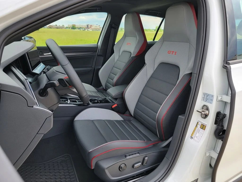 2025 Volkswagen Golf GTI SE - Photo 2