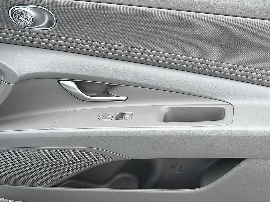 Used 2025 Serenity White Hyundai SEL Convenience image 23