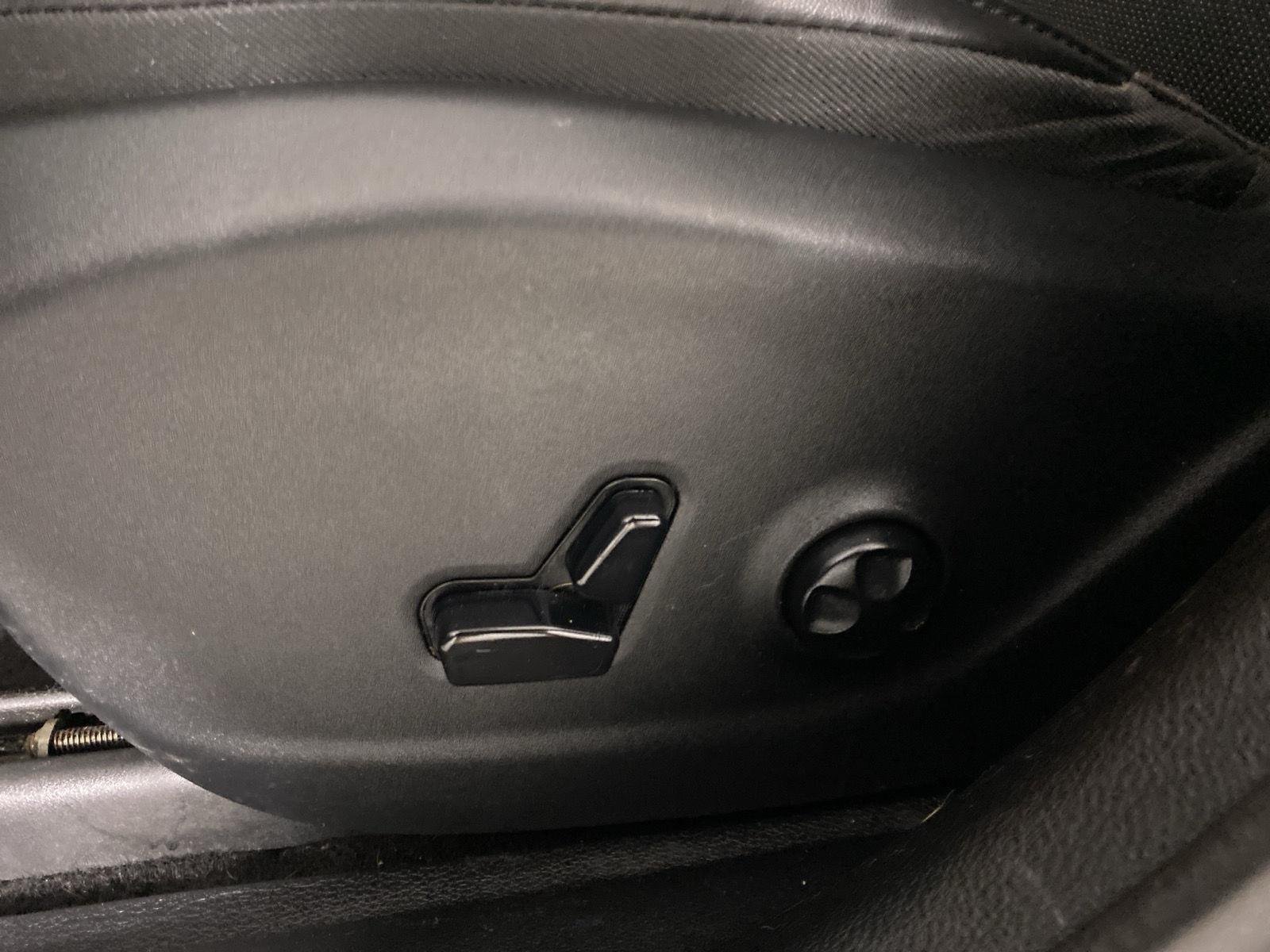 Used 2020 Diamond Black Crystal Pearlcoat Jeep Limited image 14