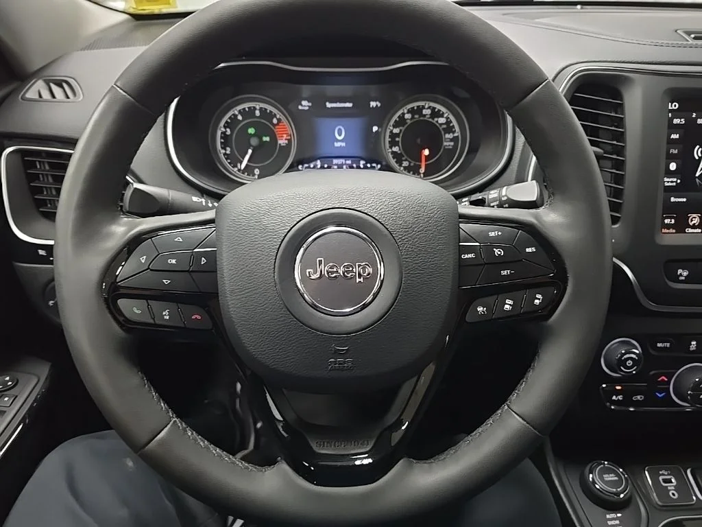 Used 2023 Gray Jeep Altitude image 21