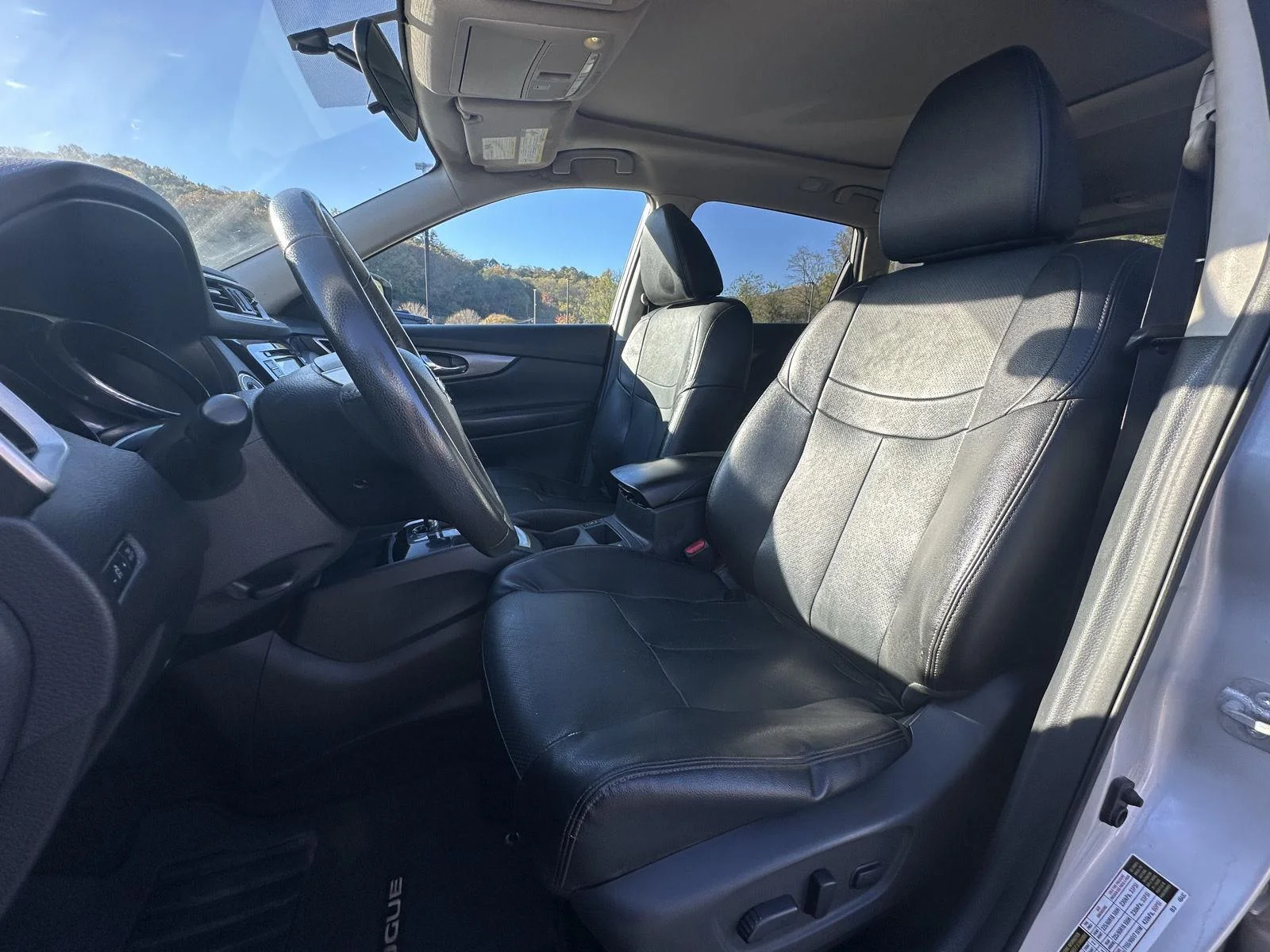 Used 2016 Brilliant Silver Nissan SL image 9