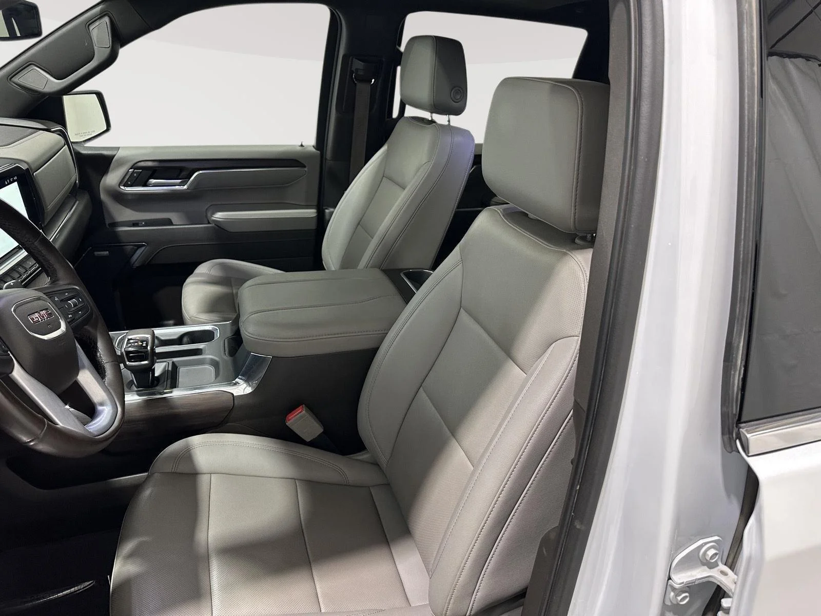 Used 2023 WHITE FROST TRICOAT GMC SLT image 18