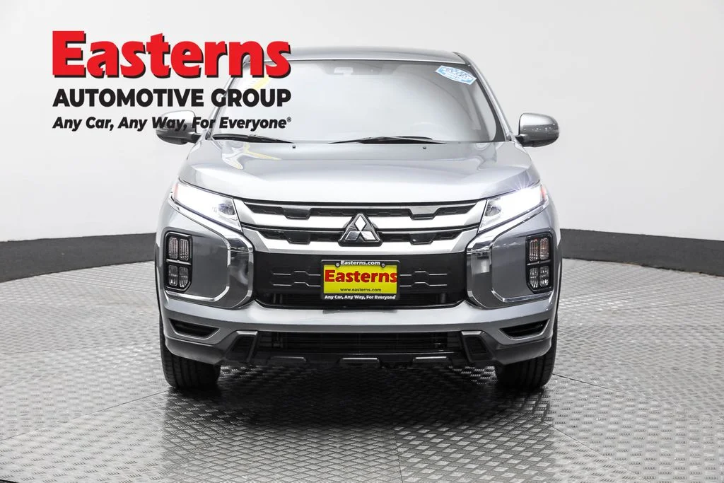 Used 2023 Gray Mitsubishi 2.0 SE image 2