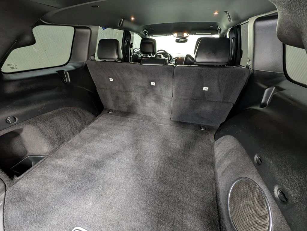 Used 2020 Diamond Black Crystal Pearlcoat Jeep Laredo image 16