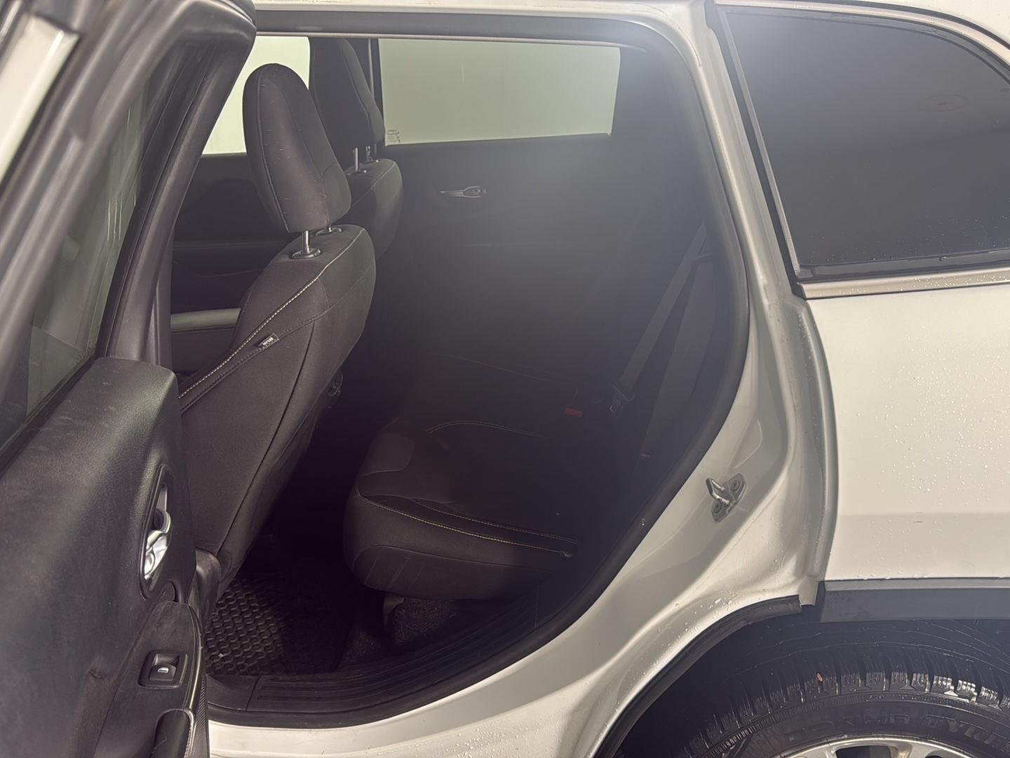 Used 2015 Bright White Clearcoat Jeep Latitude image 12