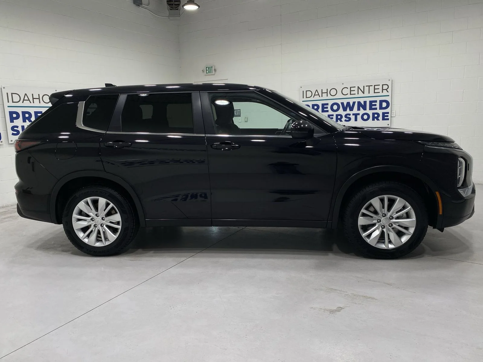 Used 2025 Black Mitsubishi ES image 9