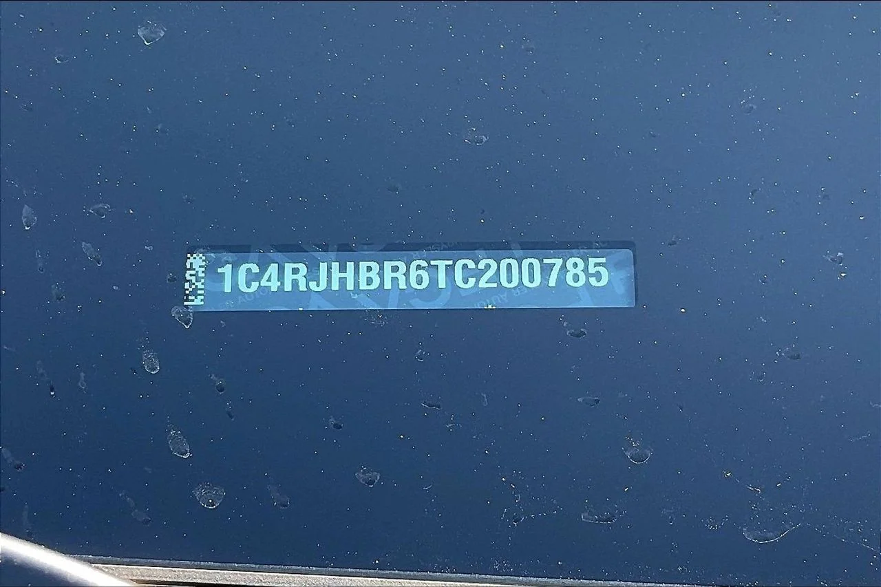 New 2026 Baltic Gray Metallic Clear-Coat Exterior Paint Jeep Limited image 38