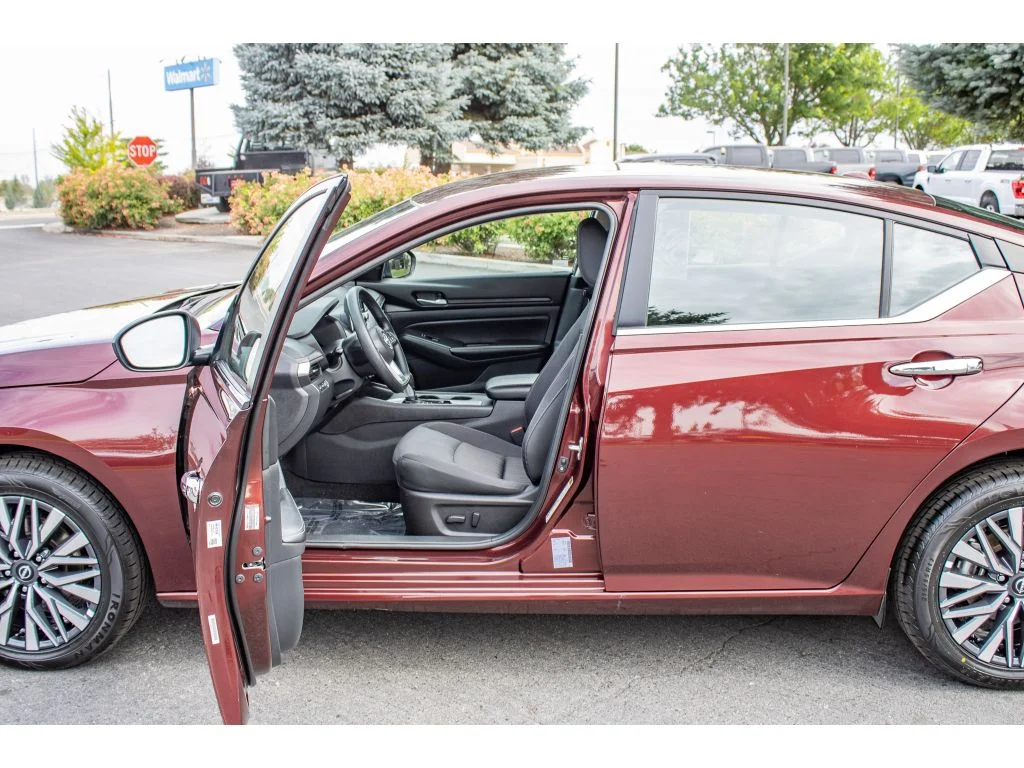 Used 2025 Garnet Pearl Metallic Nissan SV image 27