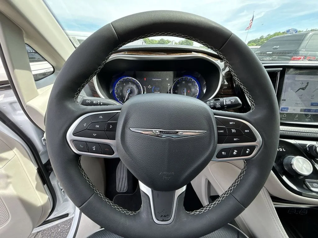 Used 2024 White Chrysler Limited image 11