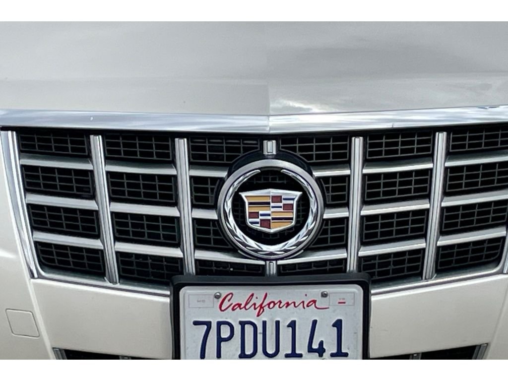 Used 2013 White Diamond Tricoat Cadillac Luxury image 40